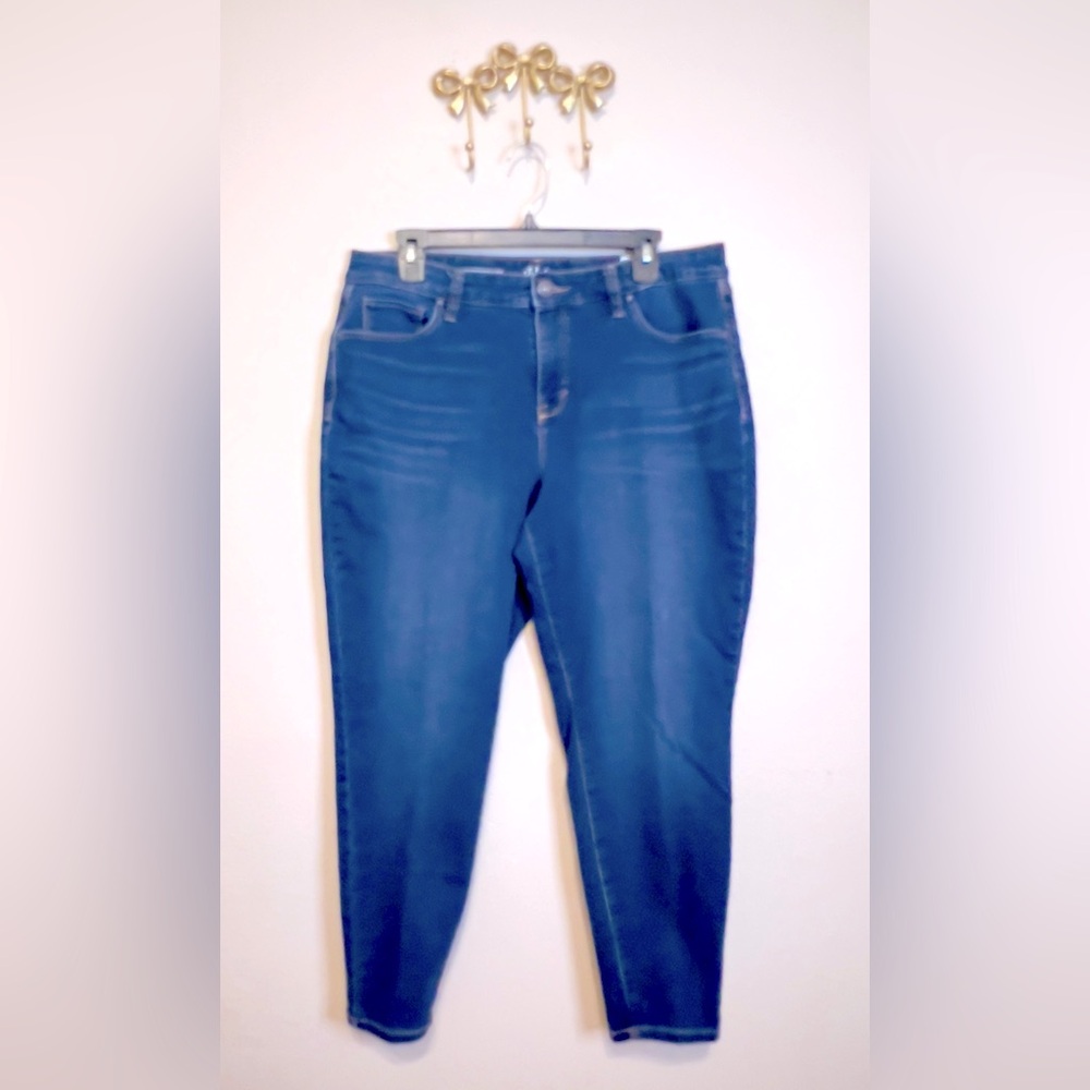 Style & Co Skinny Leg Women's Blue Jeans
Size 14S